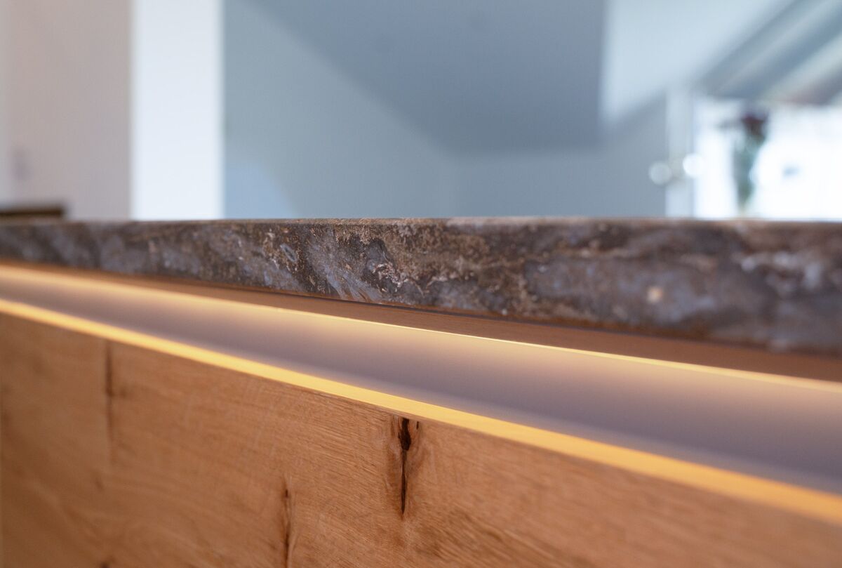 Detail Kante mit Lichtleiste